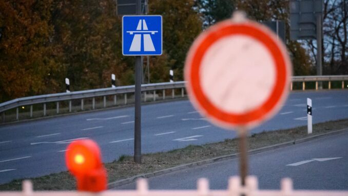 Vollsperrung Autobahn Die Vollsperrung der A1 ist aufgehoben worden (Symbolbild).