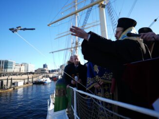 Der griechisch-orthodoxe Bischof Ambrosius von Argyroupolis hat von Bord des Museumsschiffs «Rickmer Rickmers» die Elbe und den Hamburger Hafen gesegnet.