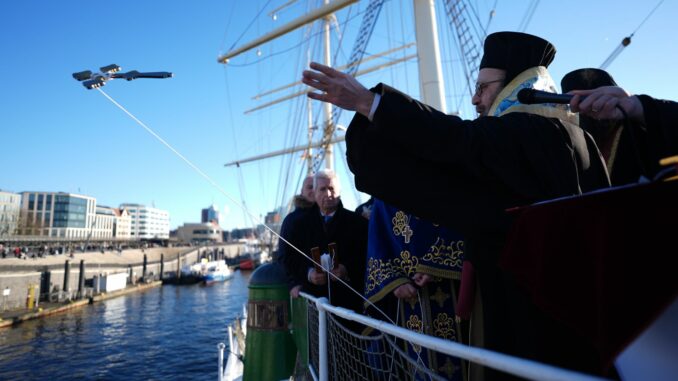 Griechisch-Orthodoxe Wasserweihe Der griechisch-orthodoxe Bischof Ambrosius von Argyroupolis hat von Bord des Museumsschiffs «Rickmer Rickmers» die Elbe und den Hamburger Hafen gesegnet.