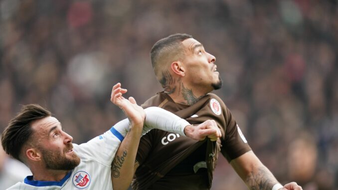 St.Pauli-Spieler Maurides (r.) Der Brasilianer Maurides (r) absolvierte 17 Spiele für den FC St. Pauli.