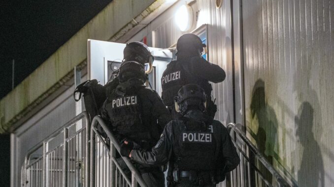 Drei Verletzte bei Schlägerei in Flüchtlingsunterkunft Die Hintergründe der Auseinandersetzung sind noch unklar.