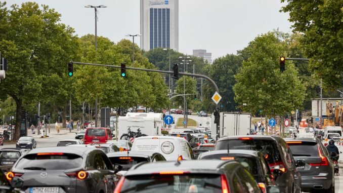 55-Stunden-Sperrung der A7 Auf den Hamburger Straßen wurde es auch 2024 wieder eng. (Archivbild)