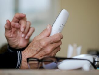 Eine 81 -Jährige wird in Bordesholm um eine fünfstellige Geldsumme nach einem vermeintlichen Polizeianruf betrogen. (Symbolbild)