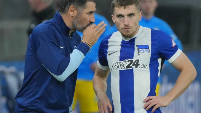 Cristian Fiél (l) und Jonjoe Kenny (r) Hertha-Trainer Cristian Fiél setzt weiter auf Jonjoe Kenny.