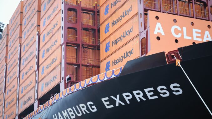 Containerschiff «Hamburg Express» Die Containerreederei Hapag-Lloyd hat im vergangenen Jahr mehr Fracht als im Vorjahr transportiert. (Archivbild)