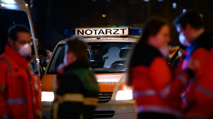 Angriffe auf Einsatzkräfte In Kiel wird die Polizei in der Silvesternacht von einer größeren Menschengruppe angegangen. Hintergrund ist der Einsatz eines Notarztes bei einem Herzinfarkt-Patienten. Die Menschen wollten die Polizei nicht dahaben, berichtet ein Sprecher. (Symbolbild)