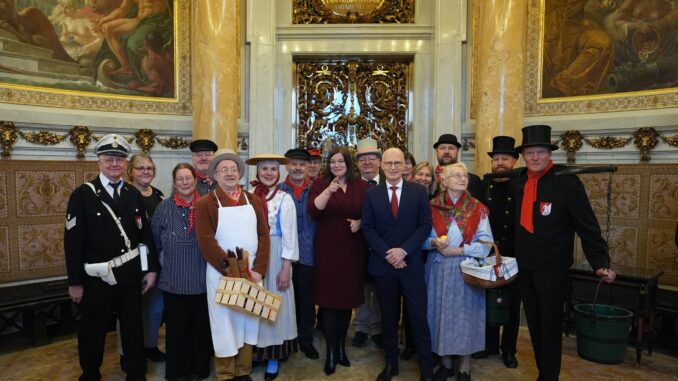 Neujahrsempfang des Hamburger Senats Die Politiker nahmen zahlreiche Grüße und Glückwünsche im Turmzimmer des Rathauses entgegengenommen.