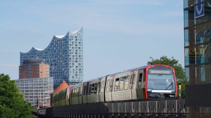 U-Bahn in Hamburg Künftig sollen Fahrgäste auch die Standorte der U-Bahnen in der Switch-App in Echtzeit sehen können. (Archivfoto)