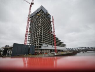 Nach den ursprünglichen Plänen sollte der Elbtower das dritthöchste Gebäude Deutschlands werden. (Archivbild)
