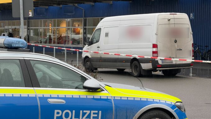 Geldbote vor Möbelhaus in Hamburg überfallen Die Polizei bitten Zeugen des Überfalls um Hinweise.