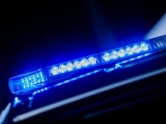 Ein Mann soll seine ehemalige Partnerin in Hamburg mit einem Messer und einem Holzknüppel schwer verletzt haben. (Symbolfoto).