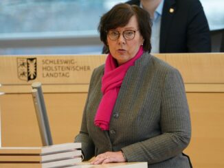 Laut Sabine Sütterlin-Waack sind zwei Polizisten trotz Ermittlungen wegen des Anfangsverdachts einer Körperverletzung im Amt noch im Dienst. (Archivbild)