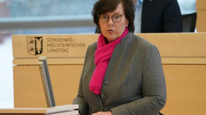 Landtagssitzung Schleswig-Holstein Laut Sabine Sütterlin-Waack sind zwei Polizisten trotz Ermittlungen wegen des Anfangsverdachts einer Körperverletzung im Amt noch im Dienst. (Archivbild)