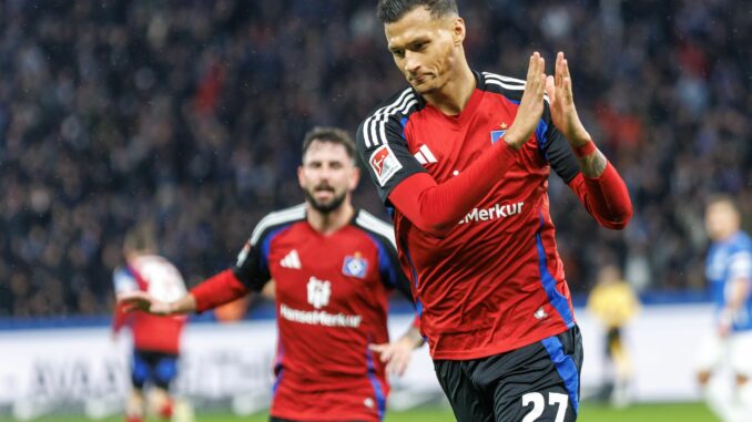 Hertha BSC - Hamburger SV HSV-Torschütze Selke applaudiert nach seinem Treffer.