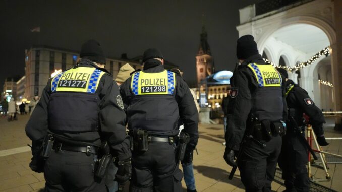Silvester - Hamburg Trotz mehrere Strafanzeigen sieht die Hamburger Polizei keine Auffälligkeiten bei der Zahl der Sexualdelikte in der Silvesternacht.