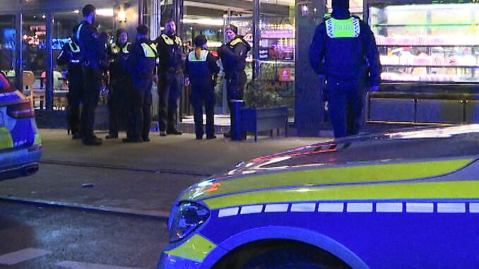 Schüsse am Hamburger Hansaplatz Ein Jugendlicher soll im Stadtteil St. Georg auf einen 49-Jährigen geschossen und anschließend selbst durch Schüsse verletzt worden sein.