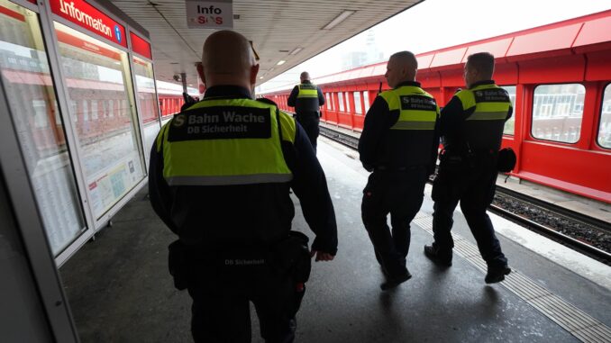 Mitarbeiter der S-Bahn-Wache Die Zahl der Angriffe auf Mitarbeiter des ÖPNV in Hamburg ist gestiegen. (Archivbild)