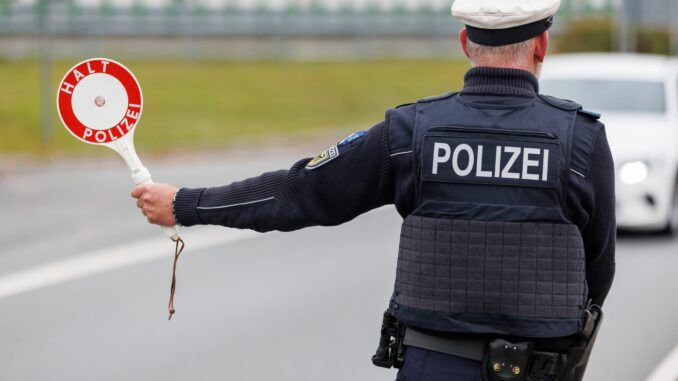 Bundespolizei Bundespolizisten nahmen in Flensburg einen mit drei Haftbefehlen gesuchten Mann fest. (Symbolbild)