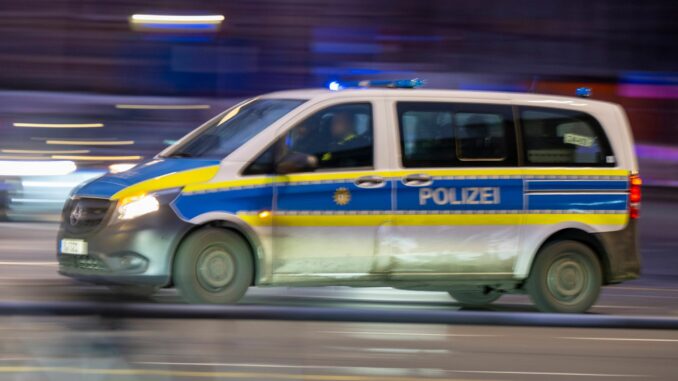 Polizeieinsatz (Symbolbild) In Osdorf im Kreis Rendsburg-Eckernförde fährt am Silvesterabend ein Auto in eine Fußgängergruppe. Einen Anschlag schließt die Polizei aus. (Symbolbild)