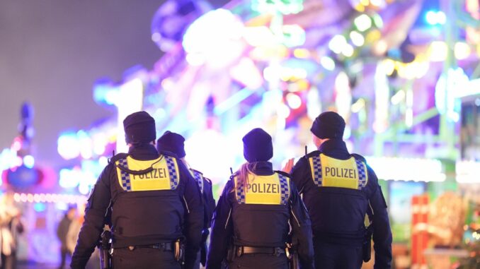 Polizisten in Hamburg Jeder fünfte in Hamburg neu eingestellte Polizist oder Polizistin hatte zuletzt einen Migrationshintergrund. (Symbolbild)