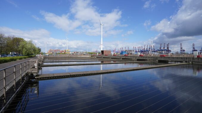 Hamburg Wasser nimmt neue Windenergieanlage in Betrieb Mit Hilfe von Windkraft will der Hamburger Senat die Energieautarkie der Stadt stärken.