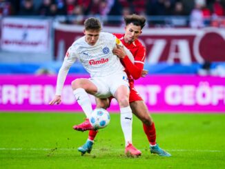 Kiels Phil Harres (l.) erzielte gegen Freiburg seine Bundesliga-Tore fünf und sechs.