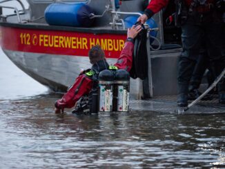 Taucher holten die Leiche aus der Elbe (Archivfoto)