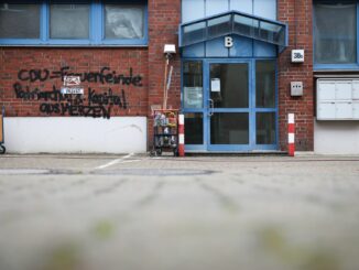 Unbekannte haben Parolen an ein CDU-Büro in Hamburg-Wandsbek geschmiert.