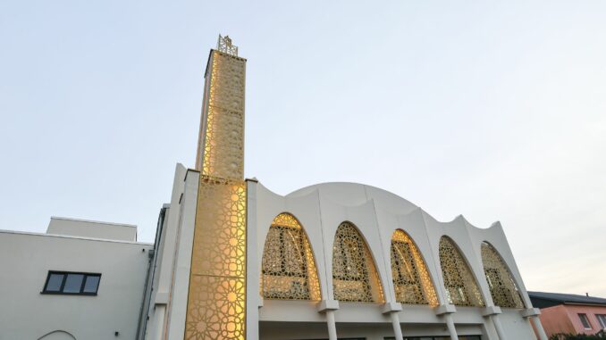 Eröffnung der Bait-ur-Rasheed Moschee Der Gebetsruf des Muezzins sei nur im Gebäude zu hören, sagt der Imam der Ahmadiyya-Gemeinde.