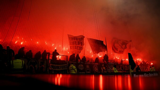 FC St. Pauli - Eintracht Frankfurt Ein Banner im Block der Frankfurt-Fans beim Spiel in St. Pauli löst Kritik von beiden Clubs aus.
