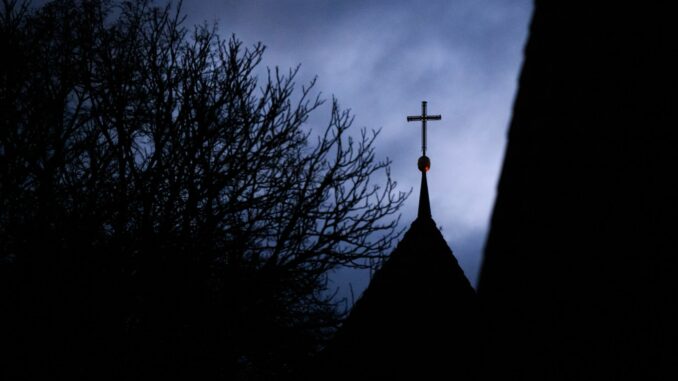 Missbrauch in der Kirche Die Sexualstraftaten von Priestern aus der Vergangenheit belasten die katholische Kirche. (Symbolbild)