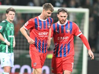 Laut Trainer Schmidt profitieren die Heidenheimer Spieler um Jan Schöppner von Winter-Neuzugang Budu Siwsiwadse.