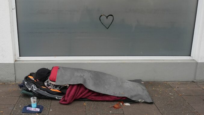 Obdachloser Mensch Nach einem Bericht der Bundesregierung leben in Hamburg rund 3.800 Menschen auf der Straße. (Archivbild)
