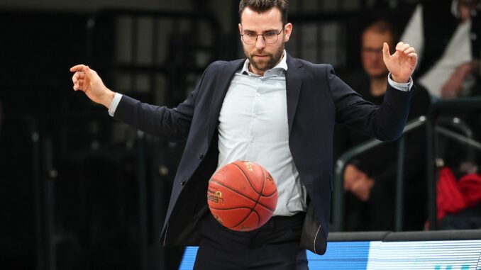 Hamburg Towers Hamburgs Trainer Benka Barloschky am Spielfeldrand.