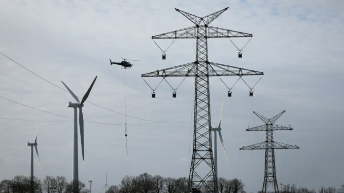Vorseileinflug der Ostküstenleitung mit dem Hubschrauber Die geplante Ostküstenleitung soll erneuerbare Energien in den Süden transportieren. (Symbolbild)