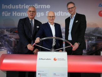 Aurubis-Chef Toralf Haag, Hamburgs Erster Bürgermeister Peter Tschentscher und Energiewerke-Chef Michael Prinz starten symbolisch die Abwärmeversorgung.