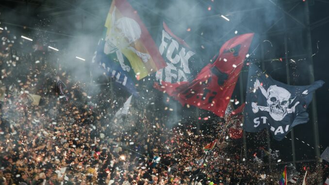 FC St. Pauli St. Paulis Fans feiern ihre Mannschaft.