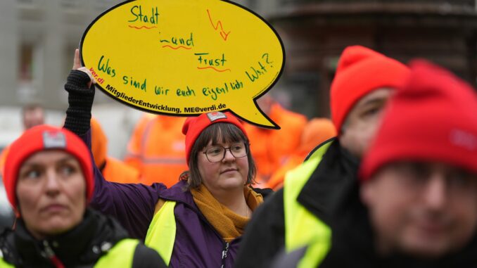 Verdi-Kundgebung zu Tarifrunde im Öffentlichen Dienst Teilnehmer einer Verdi-Kundgebung fordern mehr Geld für Beschäftigte im öffentlichen Dienst.