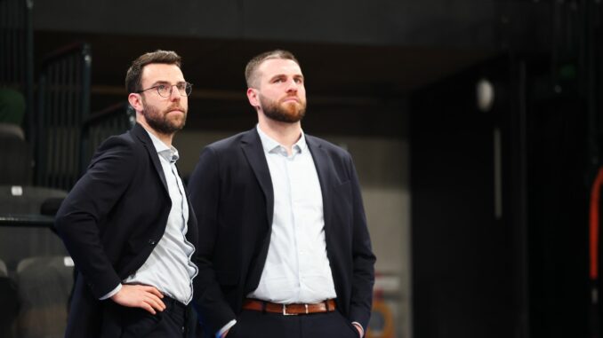 Hamburg Towers Trainer Benka Barloschky (l) und Co-Trainer Stanley Witt erleiden die nächste Schlappe mit den Towers.