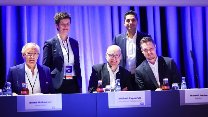 Anne Gnauk (2.v.l) Anna Gnauk (2.v.l), bislang in der Geschäftsführung des Hamburger SV e.V., wird Chefin des Olympiastützpunkts Hamburg/Schleswig-Holstein.