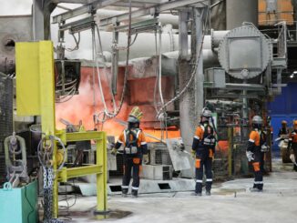 Industriewärme aus der Aurubis-Kupferhütte soll Hamburger Wohnungen heizen. (Archivbild)