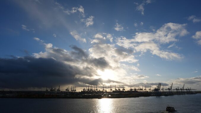 Hafen Hamburg Der Deutsche Wetterdienst (DWD) hat wechselhaftes Wetter für Hamburg und Schleswig-Holstein angekündigt. (Archivbild)