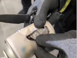 Zollfahnder mussten mit Hilfe der Feuerwehr die Drogen vorsichtig aus den Lufterfrischer-Dosen herausarbeiten.