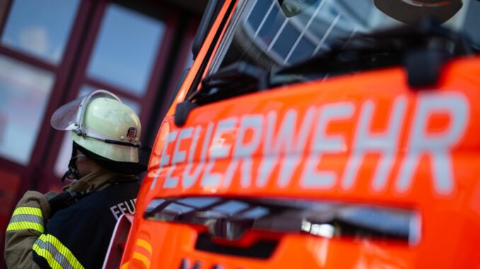 Brand in Mehrfamilienhaus in Hofheim 100 Feuerwehrleute aus fünf Inselfeuerwehren kämpften gegen die Flammen. (Symbolbild)