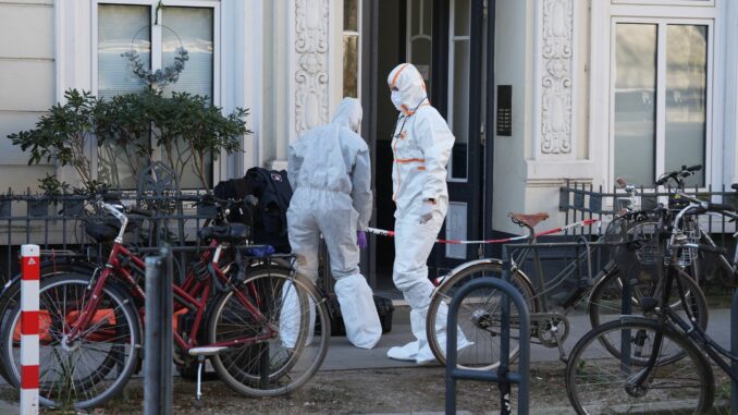 Tote Frau in Hamburger Wohnung gefunden Bei der getöteten Frau handelt es sich um die 58 Jahre alte Mutter des festgenommenen 25-Jährigen. (Archivfoto)