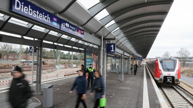 S-Bahnstation Diebsteich Nach mehr als zweijährigem Umbau halten nun wieder Züge der Hamburger S-Bahn an der Station Diebsteich.