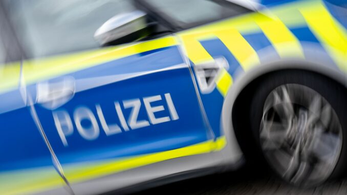 Illustration - Polizei Rettungskräfte versuchten noch, die Frau wiederzubeleben. (Symbolbild)