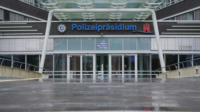 Hamburger Polizeipräsidium Die Zahl der von der Polizei als Gefährder und Intensivtäter erfassten Menschen ist in Hamburg gesunken. (Symbolbild)
