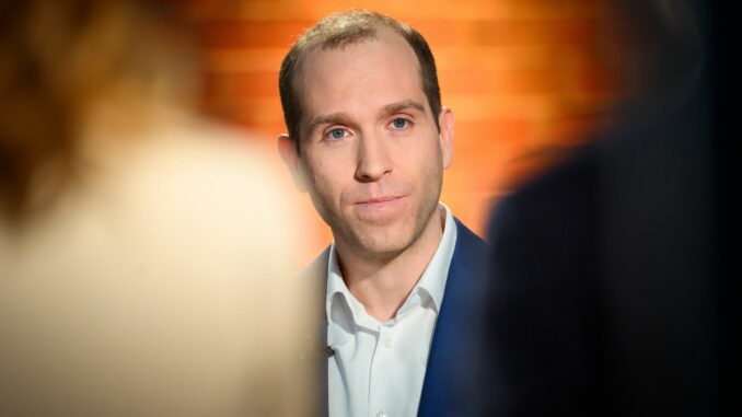 CDU-Spitzenkandidat Dennis Thering CDU-Spitzenkandidat Dennis Thering legt 100-Tage-Programm für Zeit nach der Bürgerschaftswahl vor. (Archivbild)
