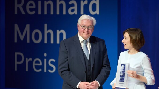 Festakt Verleihung Reinhard-Mohn-Preis 2025 Bundespräsident Frank-Walter Steinmeier und Maia Sandu, Präsidentin der Republik Moldau, stehen auf der Bühne bei der Verleihung Reinhard-Mohn-Preis 2025.